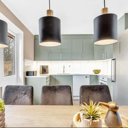 3-bed House Sleeps 8 - Ev Charger - Balcony