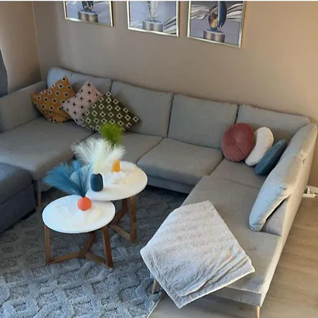 3-bed House Sleeps 8 - Ev Charger - Balcony *